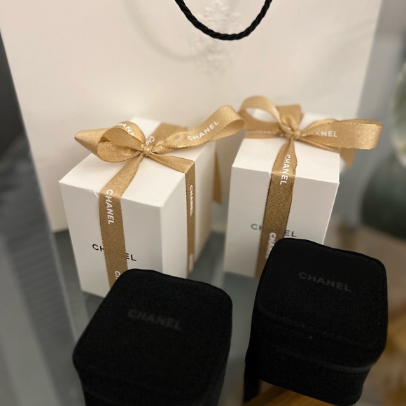 CHANEL Premiere Quartz Watch in Gold - Picture 6 of 6